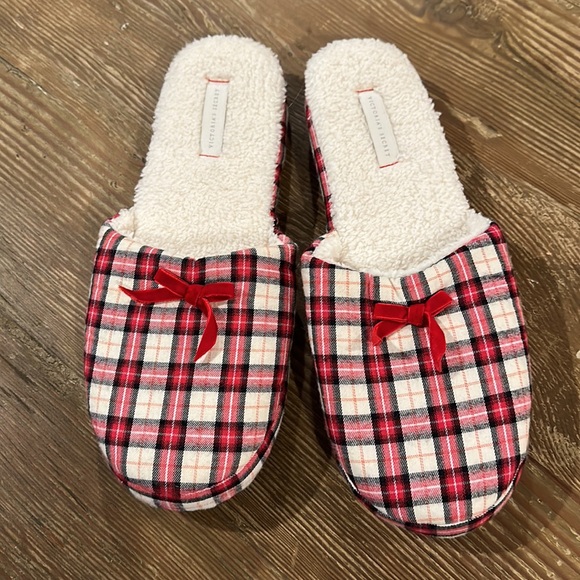 Victoria’s Secret 3 pc set plaid pajamas cotton shirt/pants (s) & large slippers - Picture 8 of 9
